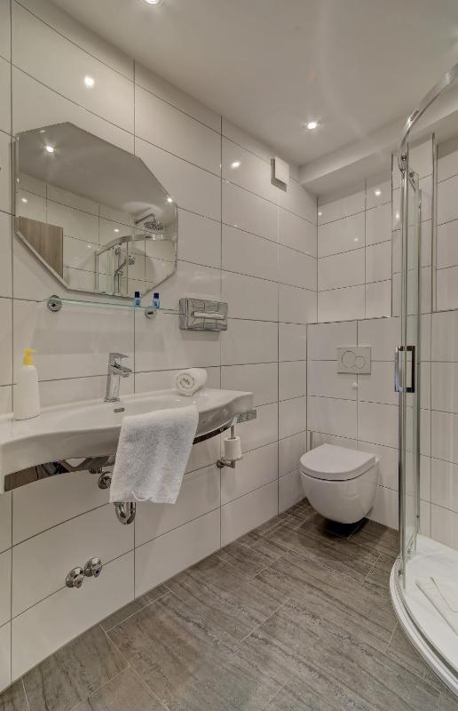 Deluxe Double Room with Balcony image 2