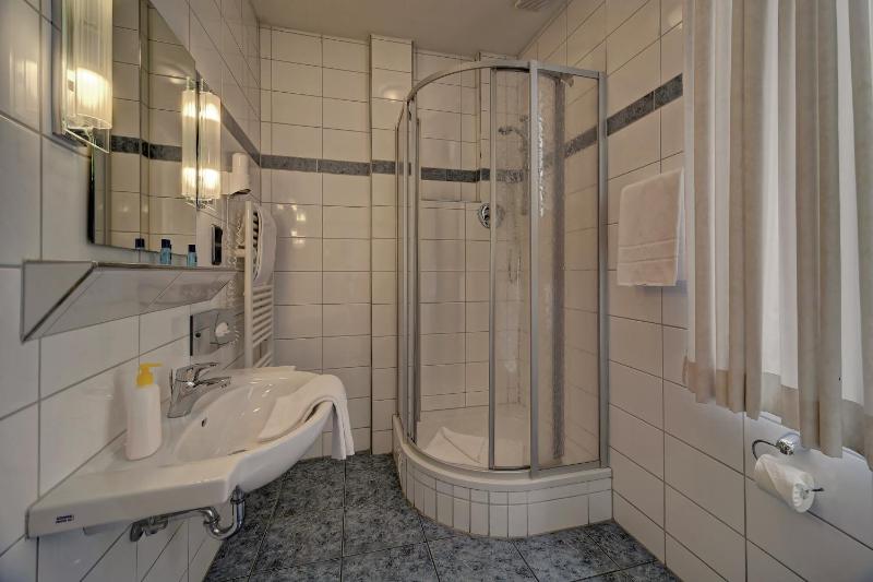 Standard Double Room image 4