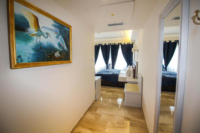 Executive Twin Room image 4