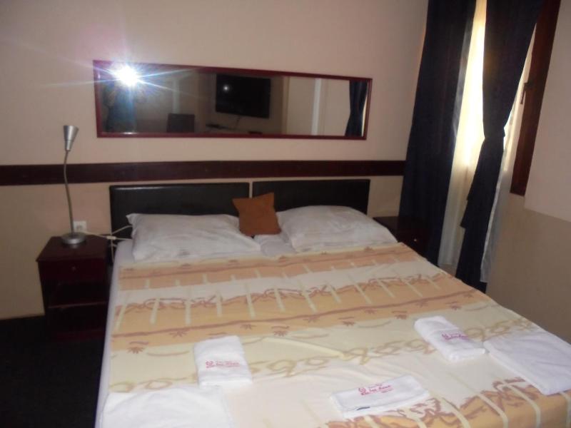 Deluxe Double Room with Balcony image 3