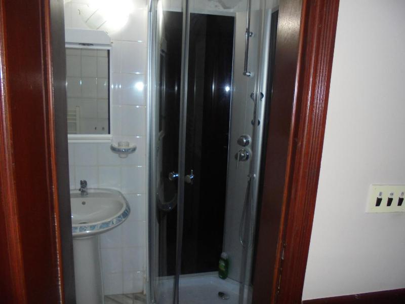 Twin Room with Bathroom image 4