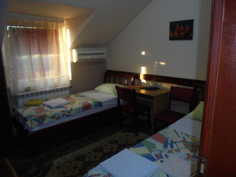 Triple Room with Shower image 4