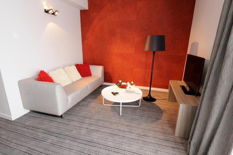 One Bedroom King Suite with Sofa Bed image 4