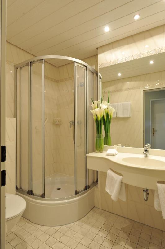 Double Room with Lake View image 3