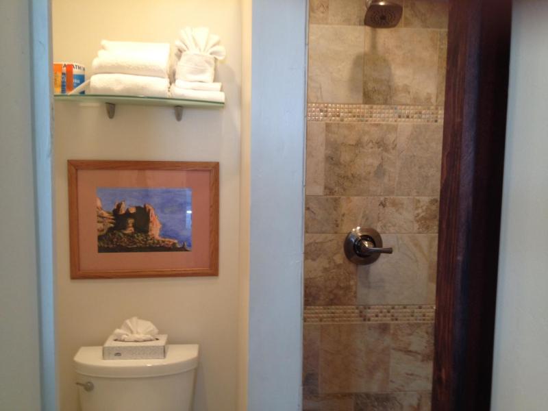 Twin Room image 4