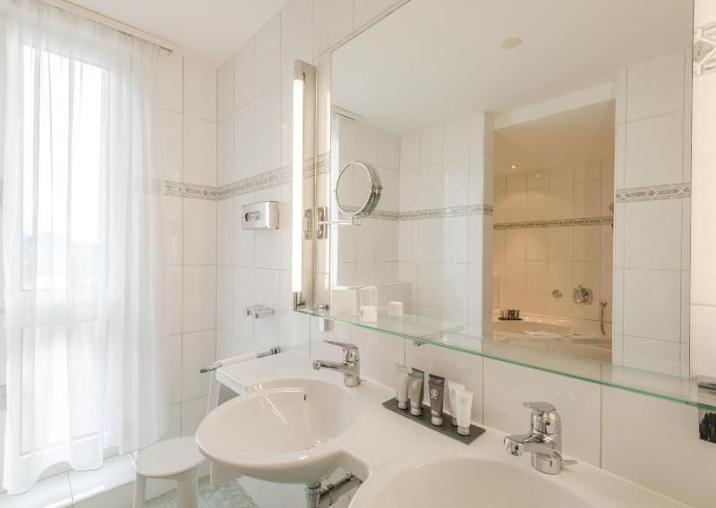 Standard Double Room - Queen Bed image 1