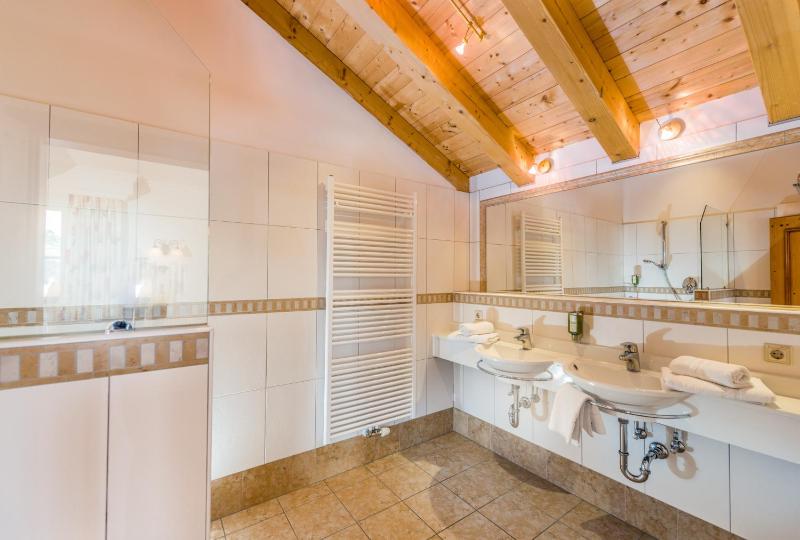 Two-Bedroom Apartment with Balcony and Panoramic View image 3