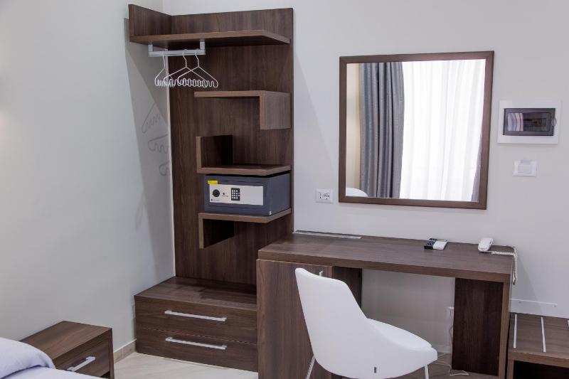 Deluxe Room (2 Adults + 1 Child) image 2