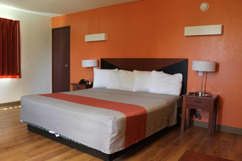 Deluxe King Room - Disability Access/Non-Smoking image 3