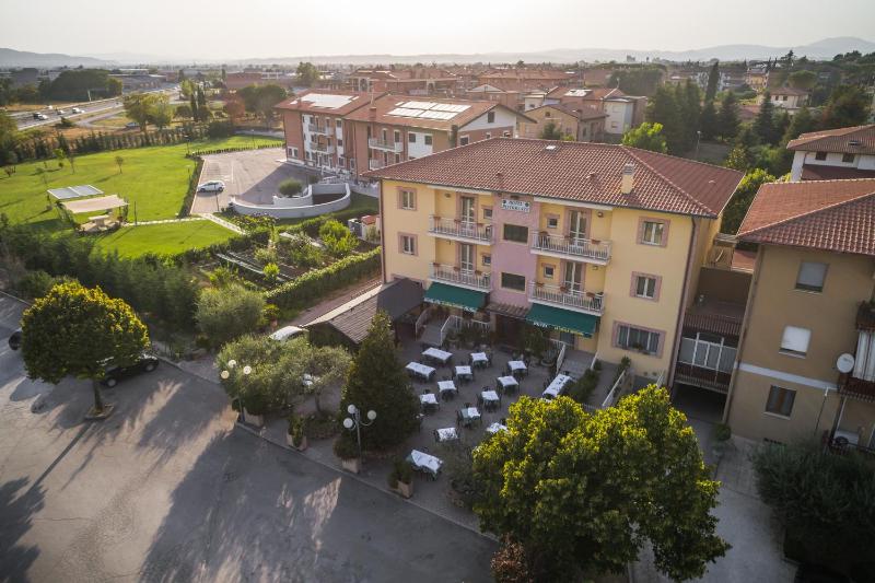 Hotel La Tavola Rotonda - image 2