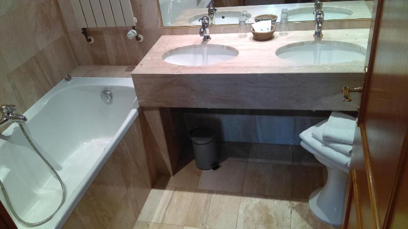 Superior Triple Room image 3