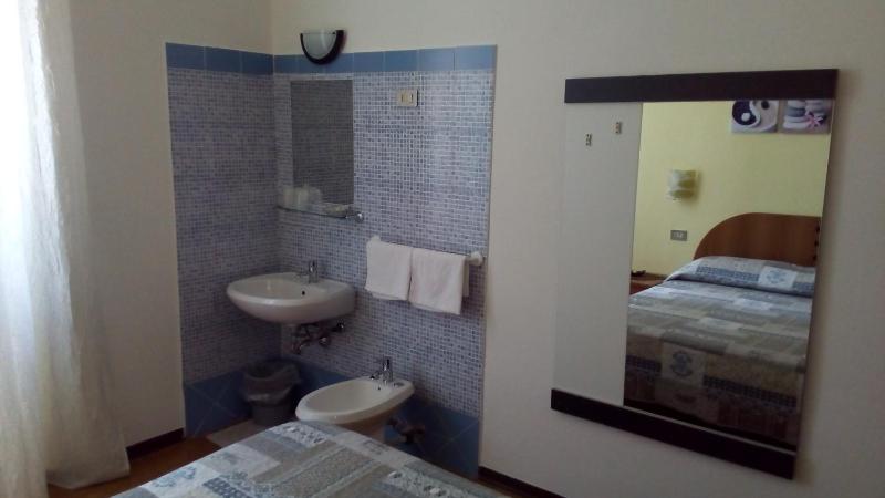 Standard Double Room with Shared Bathroom image 4