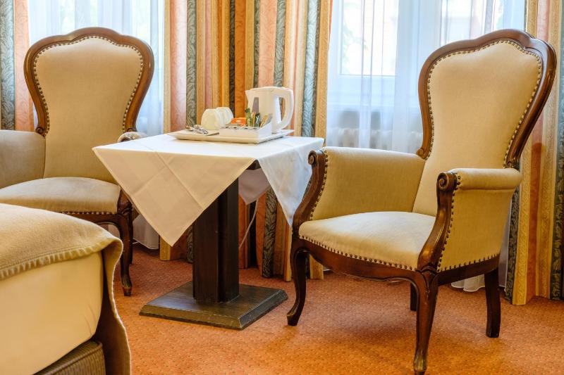 Queen Room image 3