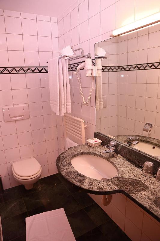 Double Room image 3
