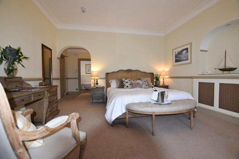 Deluxe Suite Bay Room image 1