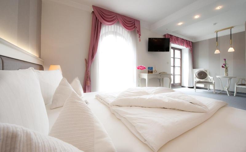 Deluxe Double Room image 3