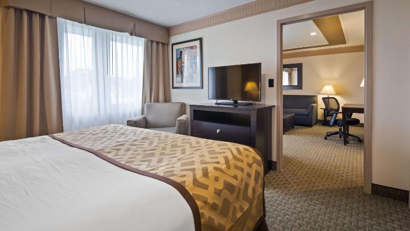 King Suite with Living Room - Non-Smoking image 4