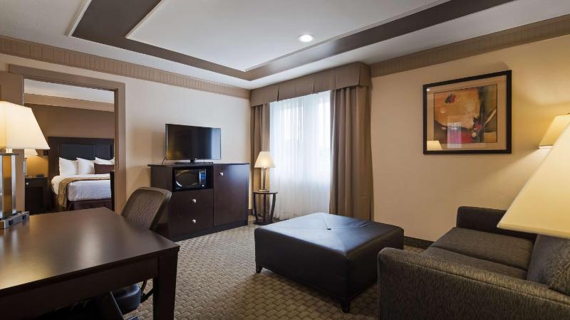 King Suite with Living Room - Non-Smoking image 4