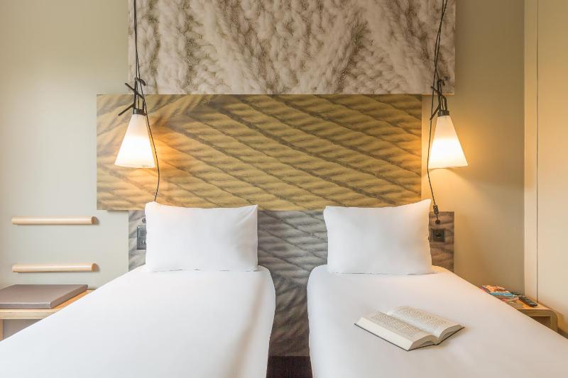 Standard Twin Room image 3