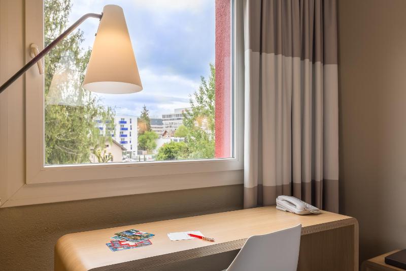 Standard Twin Room image 4