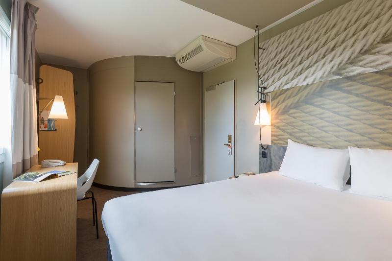 Standard Double Room image 3