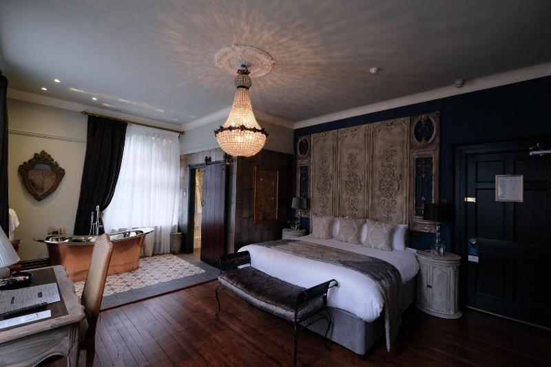 Premium Double Room image 4