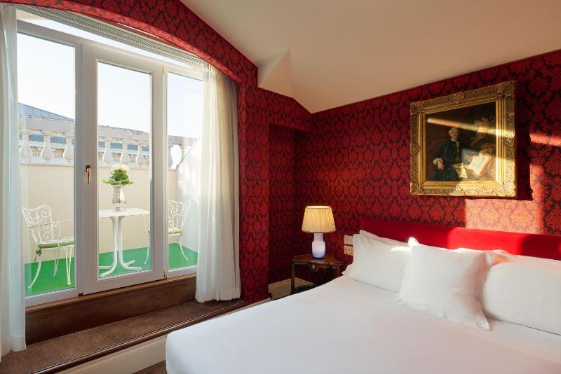Deluxe Double or Twin Room image 1