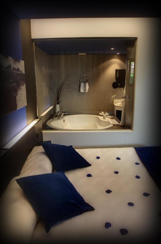 Deluxe Room with Spa Bath image 3