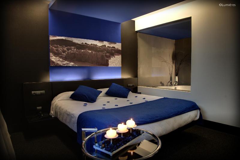 Deluxe Room with Spa Bath image 2