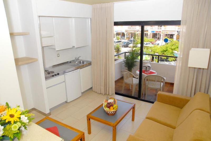 Studio with Balcony (2 Adults) image 3