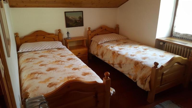 Twin Room with Shared Bathroom image 1