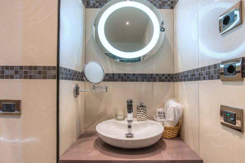 Double Room with Balcony and View image 3