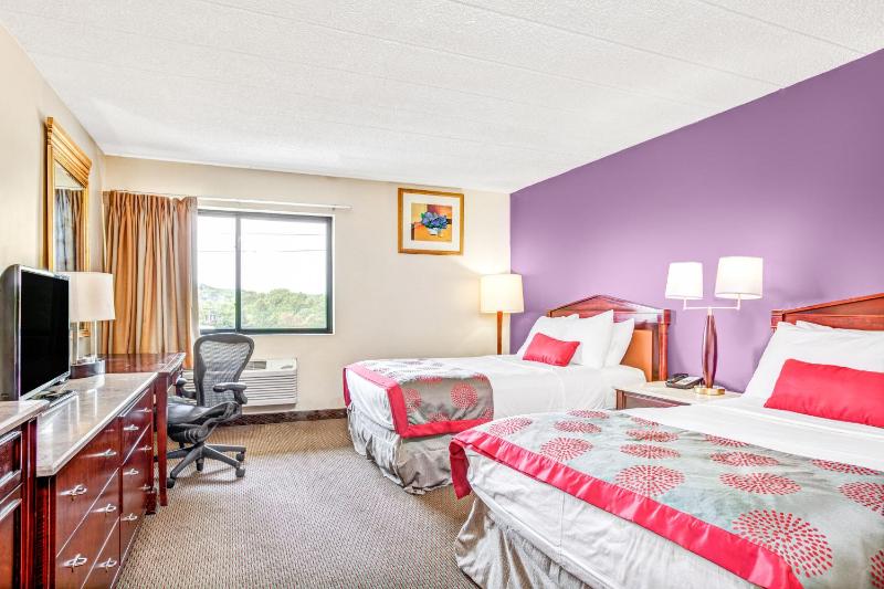 Double Room with Two Double Beds - Disabiilty Access/Non-Smoking image 1
