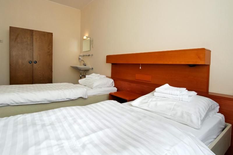 Economy Twin Room with Shared Bathroom image 3