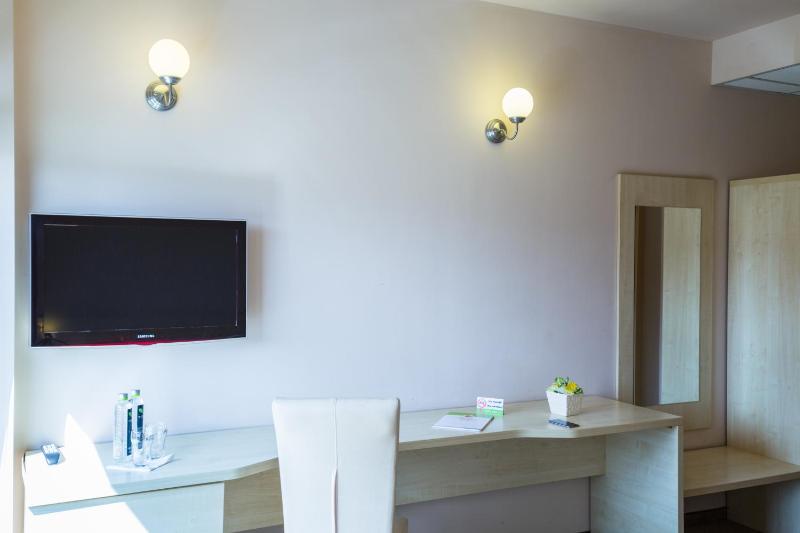 Economy Triple Room image 4
