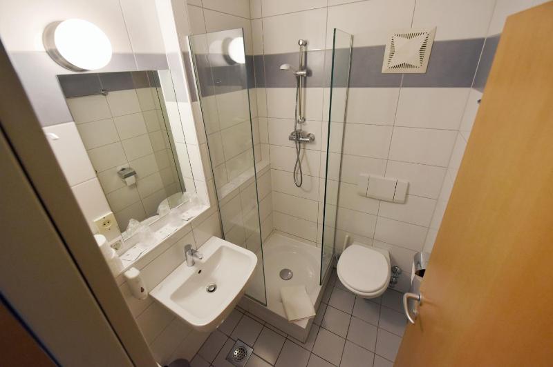 Budget Twin Room image 3