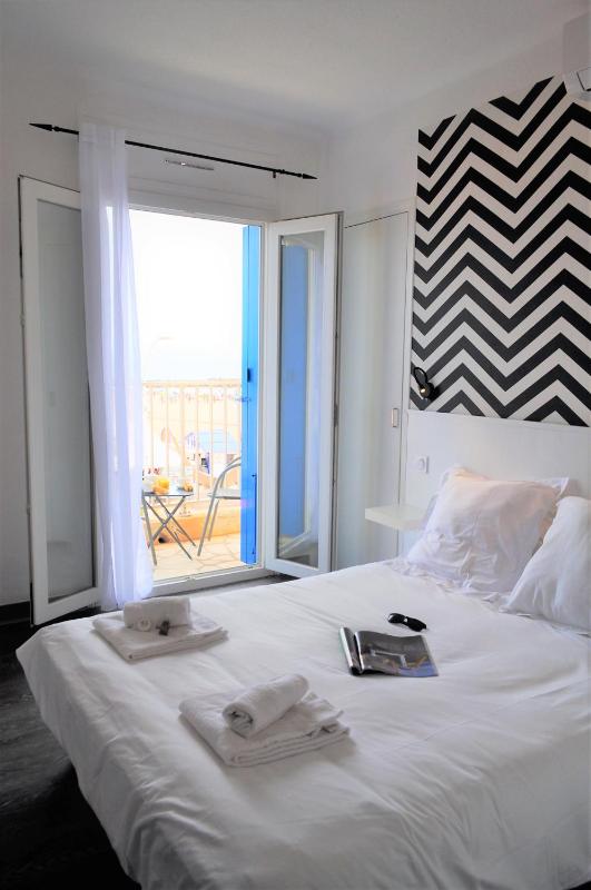 Double Room with Balcony and Sea Front View image 3