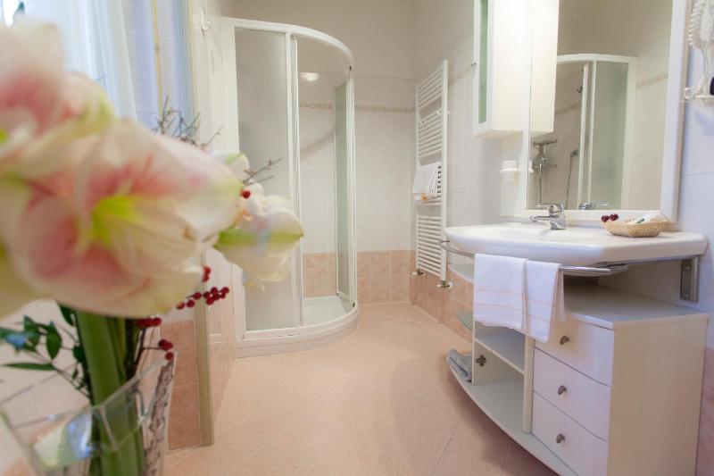 Superior Double Room image 3