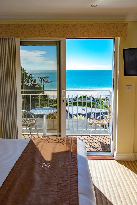 Premium Twin/Double Room with Sea View and Balcony image 3