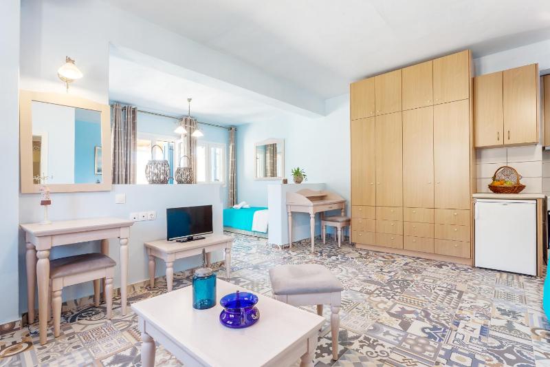 Stafylos Suites & Boutique hotel - image 14