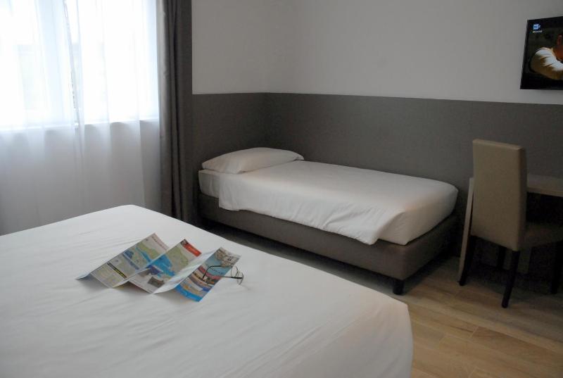 Superior Triple Room image 3