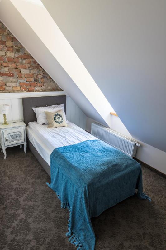 Small Single Room with Private Bathroom image 3