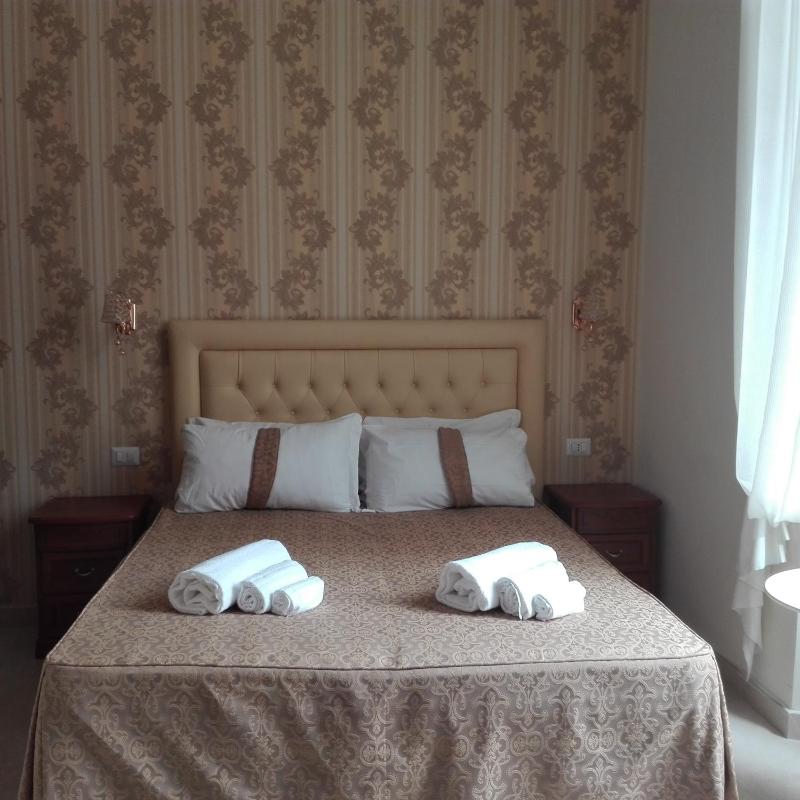 Deluxe Double or Twin Room image 2