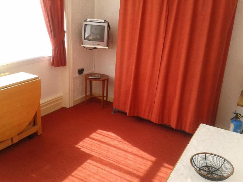 Lyndale Holiday Flats - image 5