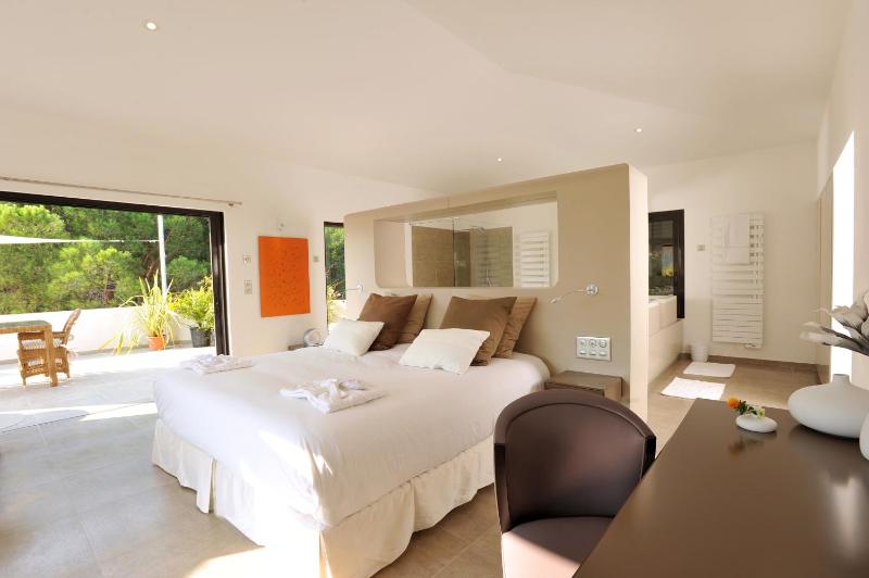 Suite with Whirlpool image 3