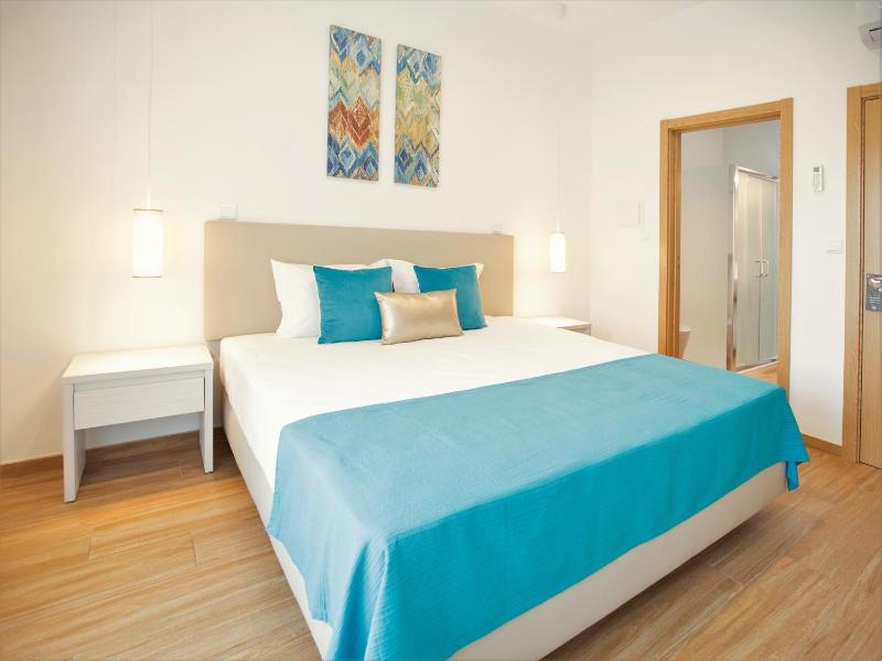 Small Double Room image 4