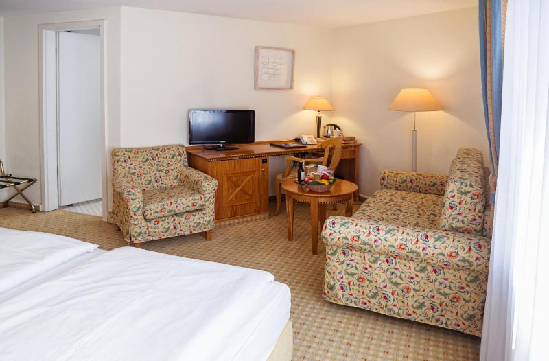 Superior Twin Room image 3