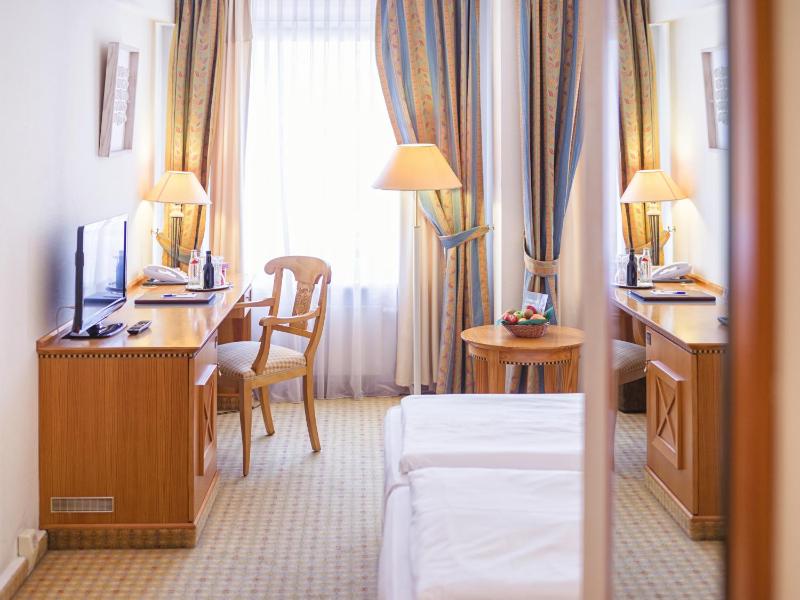Standard Twin Room image 4