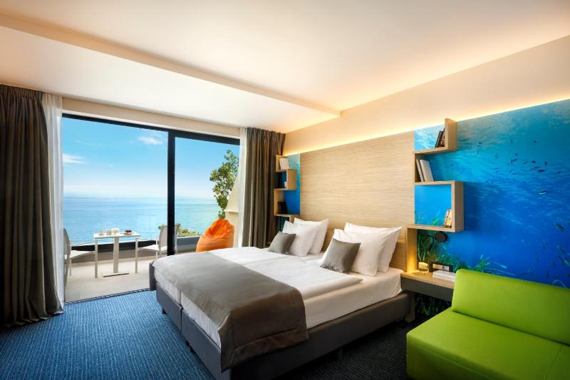 Superior Twin Room with Extra Bed, Balcony and Sea View image 3