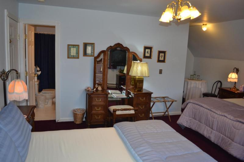 Executive Queen Room with Two Queen Beds image 2